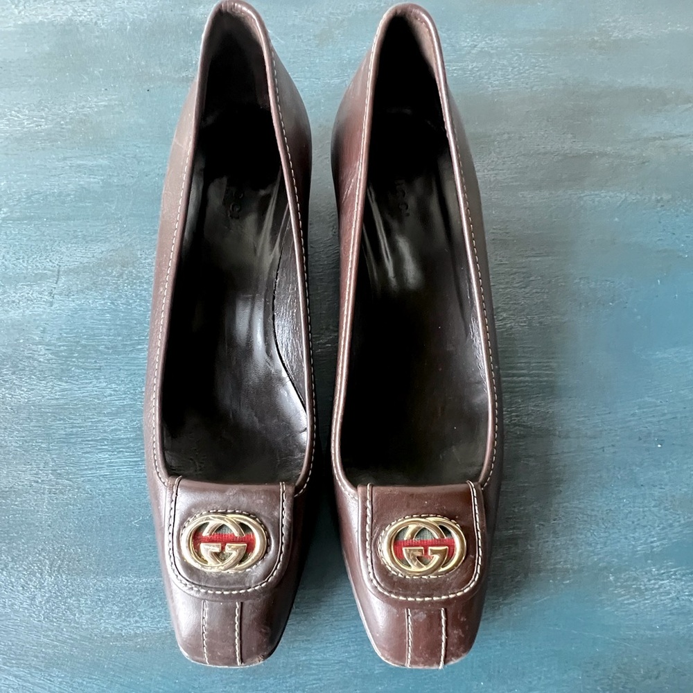 Gucci flats with classic logo hardware.
